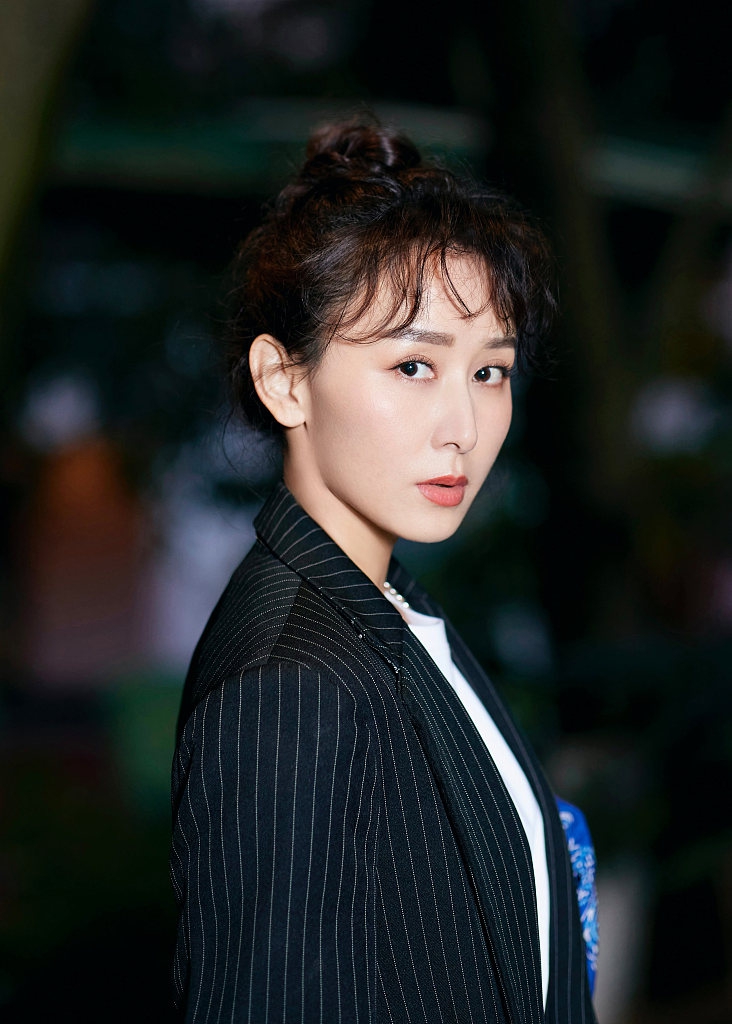 胡静西服写真时尚高级玩下衣失踪秀美腿酷飒随性