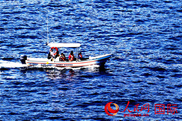 飘荡在太平洋海域的休闲垂钓船 于世文 摄