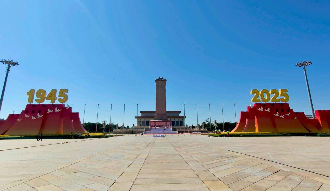 钢铁长城造型的1945-2025年号台(拍摄:何卓谦)