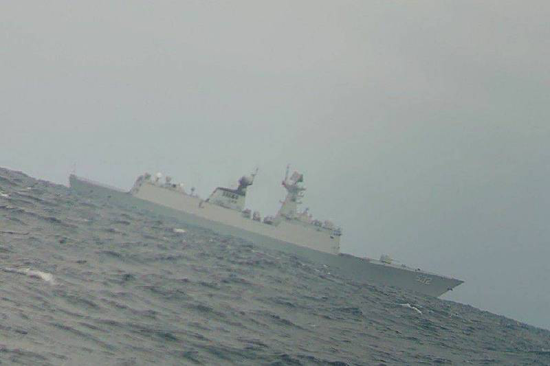 《自由时报》称，大陆海军荆州号护卫舰，15日下午被台湾渔民直击现身台湾浅堆传统渔场。图自台湾《自由时报》