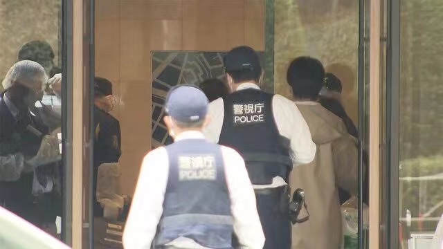 21日强盗事件发生后，东京警方展开调查。图自日媒