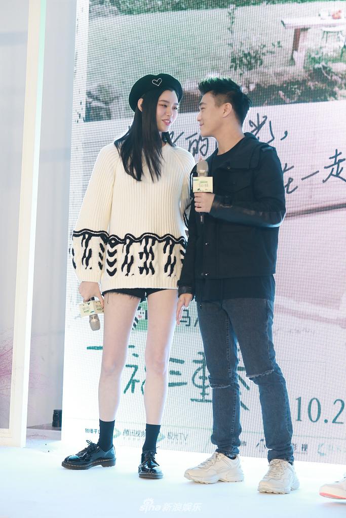 奚梦瑶与何猷君同框互动02二人甜蜜对视满眼爱意