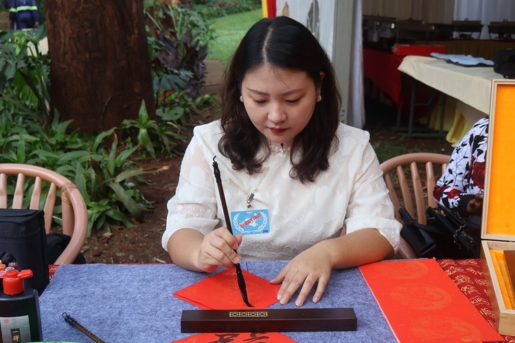 王晨曦在内罗毕大学孔子学院文化展示活动中写书法