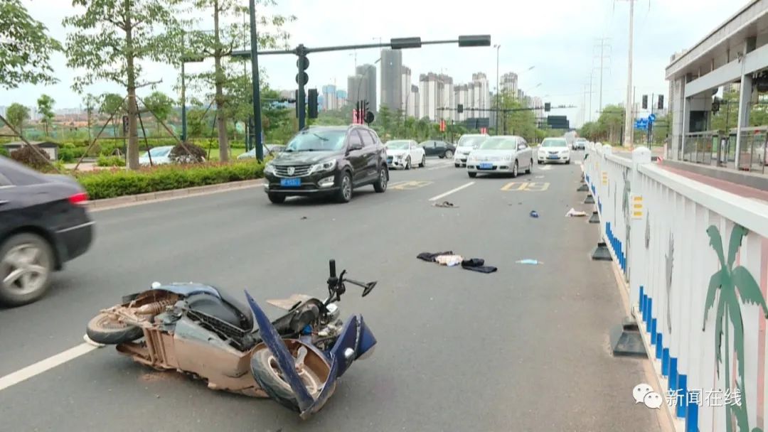 一輛電動車與直行的機動車碰撞,南寧市玉洞延慶路口