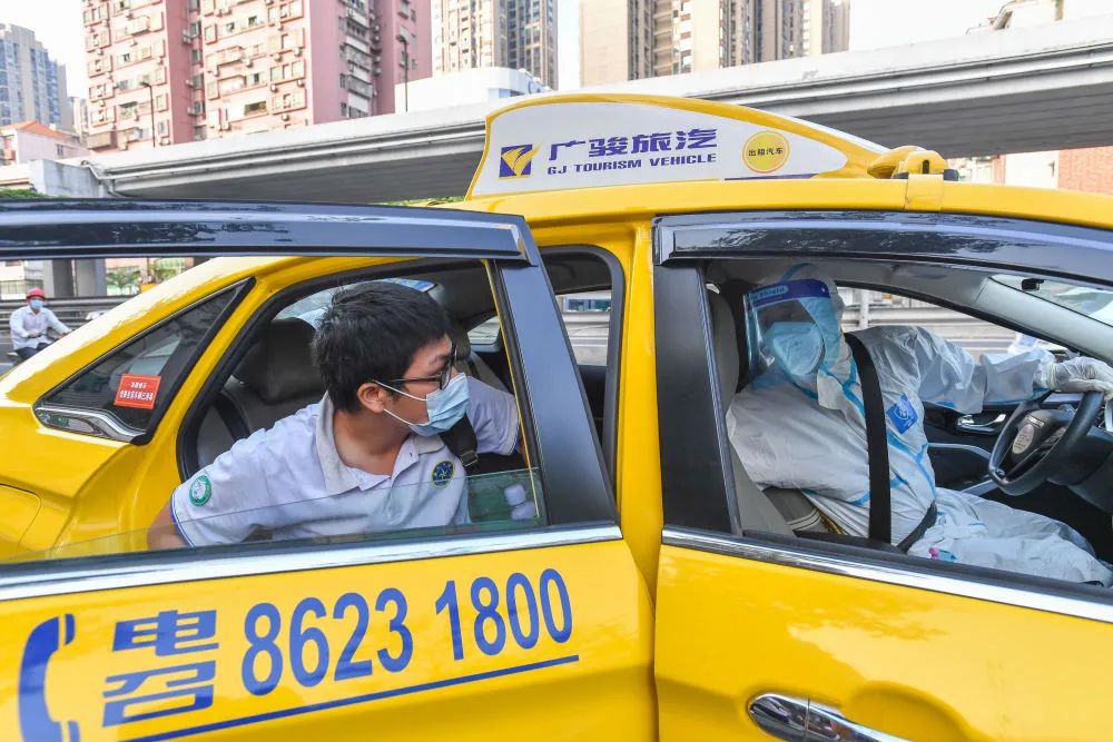 由穿着防护服的司机驾驶的一辆辆出租车,陆续把来自中风险地区的考生
