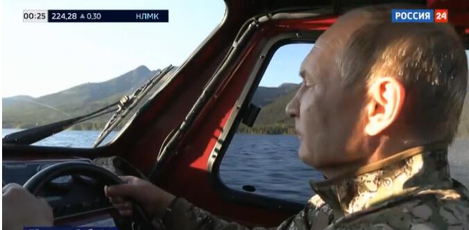普京在快艇里，图源：“俄罗斯24”电视台视频截图