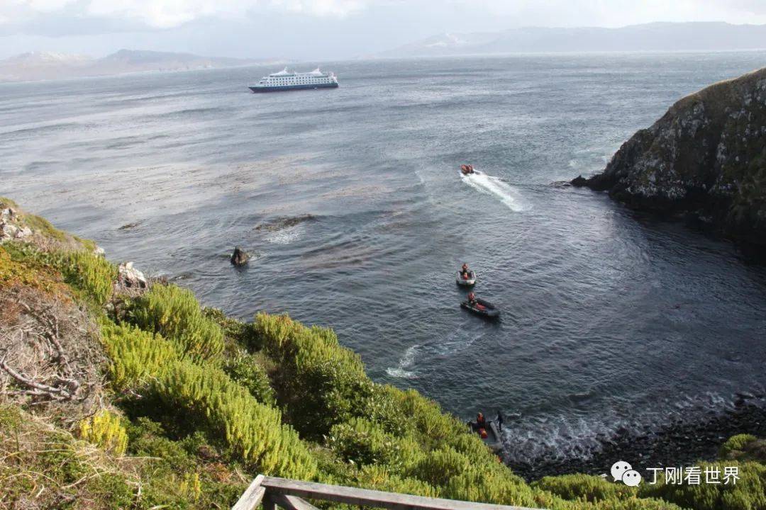 从合恩角看我们的游轮。 丁刚摄 