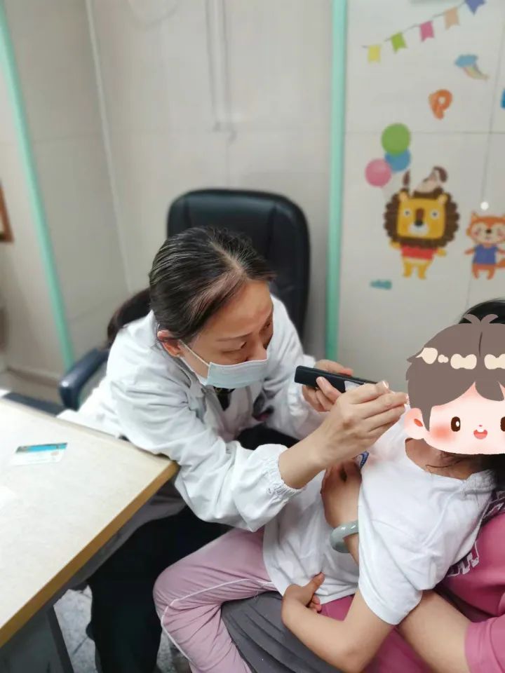 儿科滕源副主任医师为小患者检查