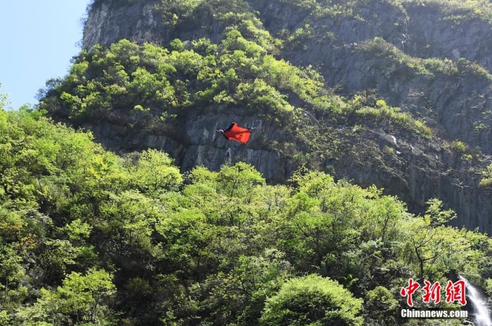 翼装飞行运动员张树鹏穿越天门洞后在空中飞行。杨华峰 摄