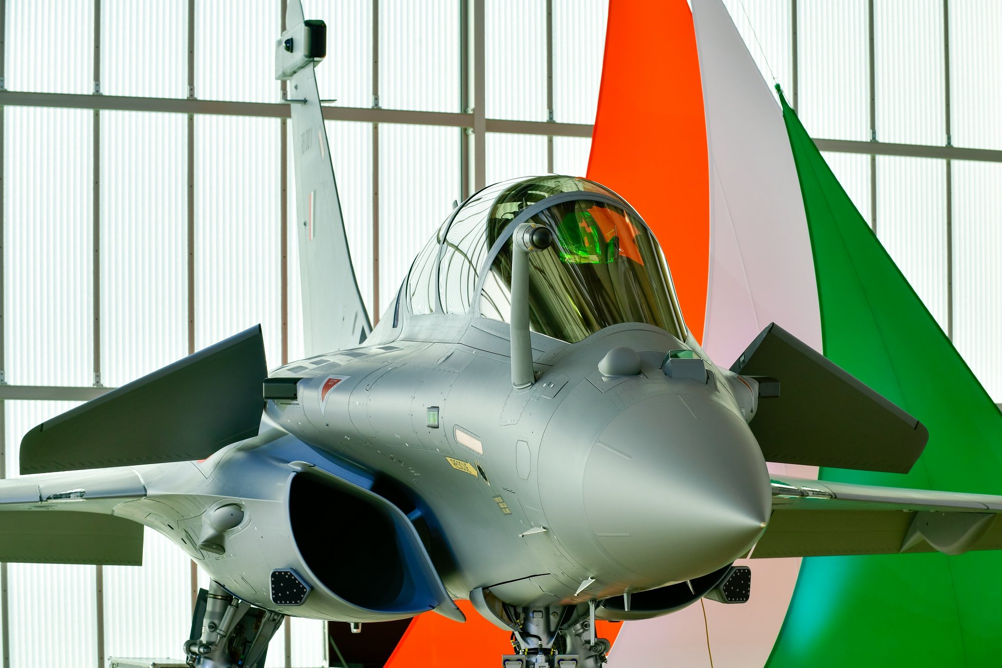 将印度空军采购的36架阵风战斗机的首架交付给印度空军