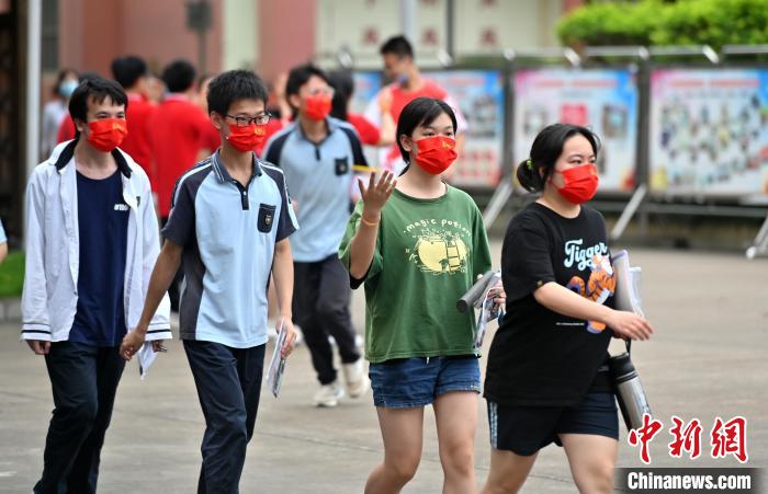 广西南宁考生佩戴印有“高考加油”字样的红色口罩走进考场。 俞靖 摄