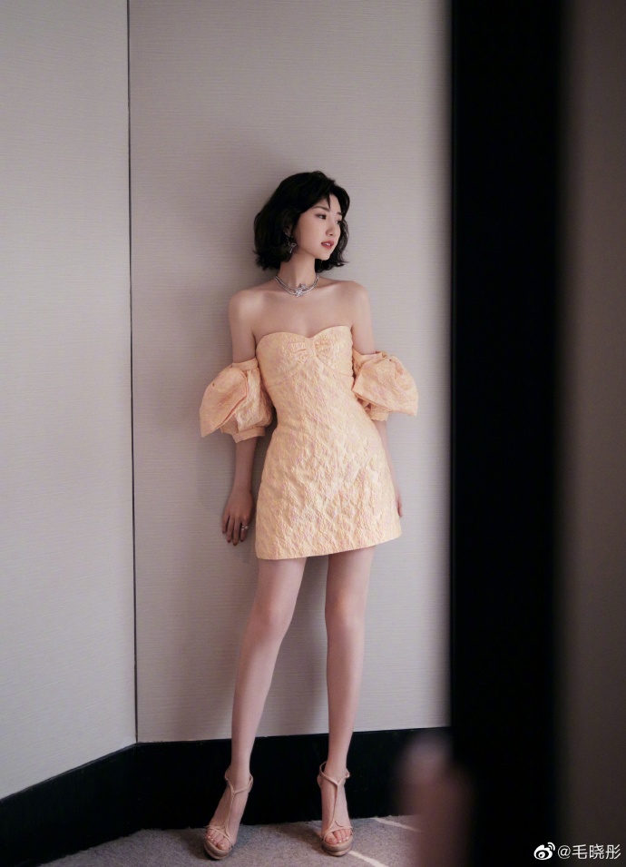 毛晓彤身着黄色抹胸短裙 女人味儿十足!