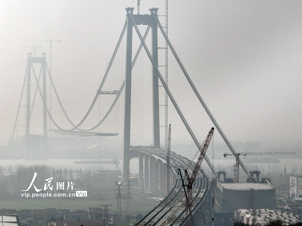 江苏扬州龙潭长江大桥建设稳步推进