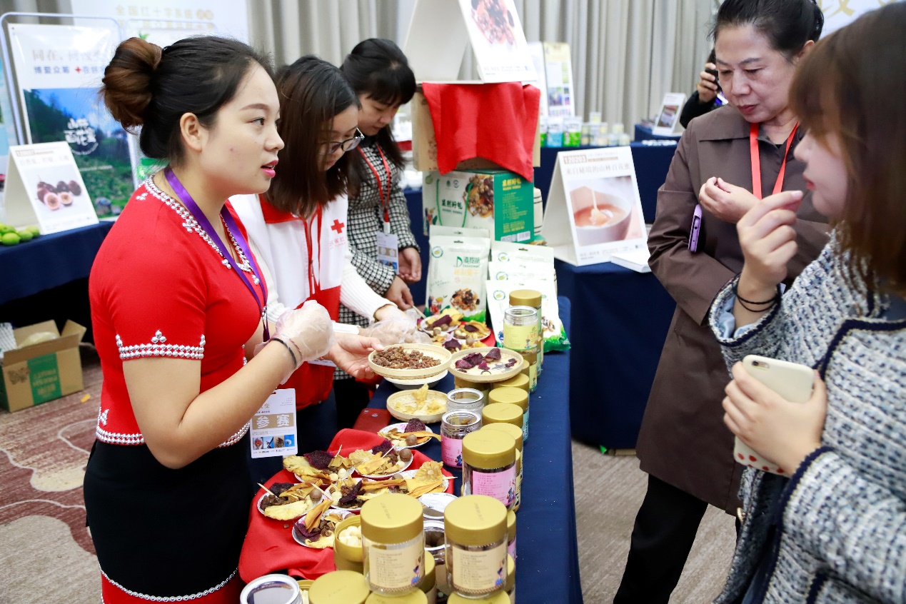 红十字众筹扶贫大赛决赛现场,观众在各地农产品展台前驻足品尝