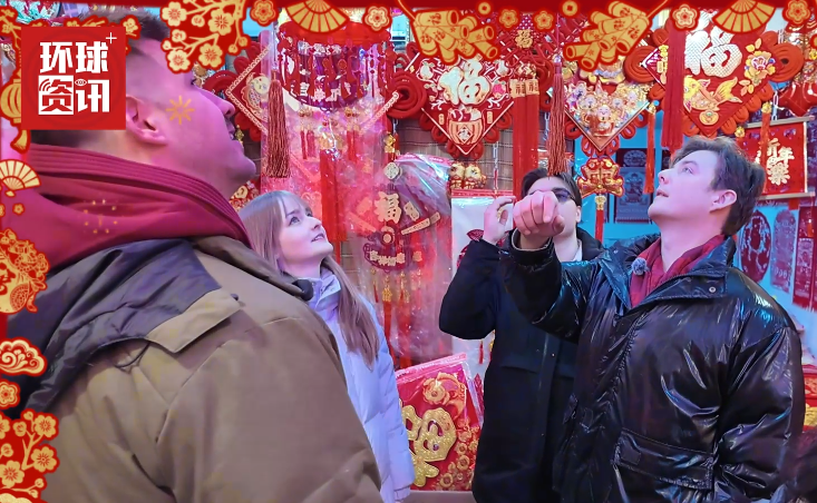 帝汉尼（右一）给匈牙利老乡们介绍中国春节要挂上红灯笼、贴福字