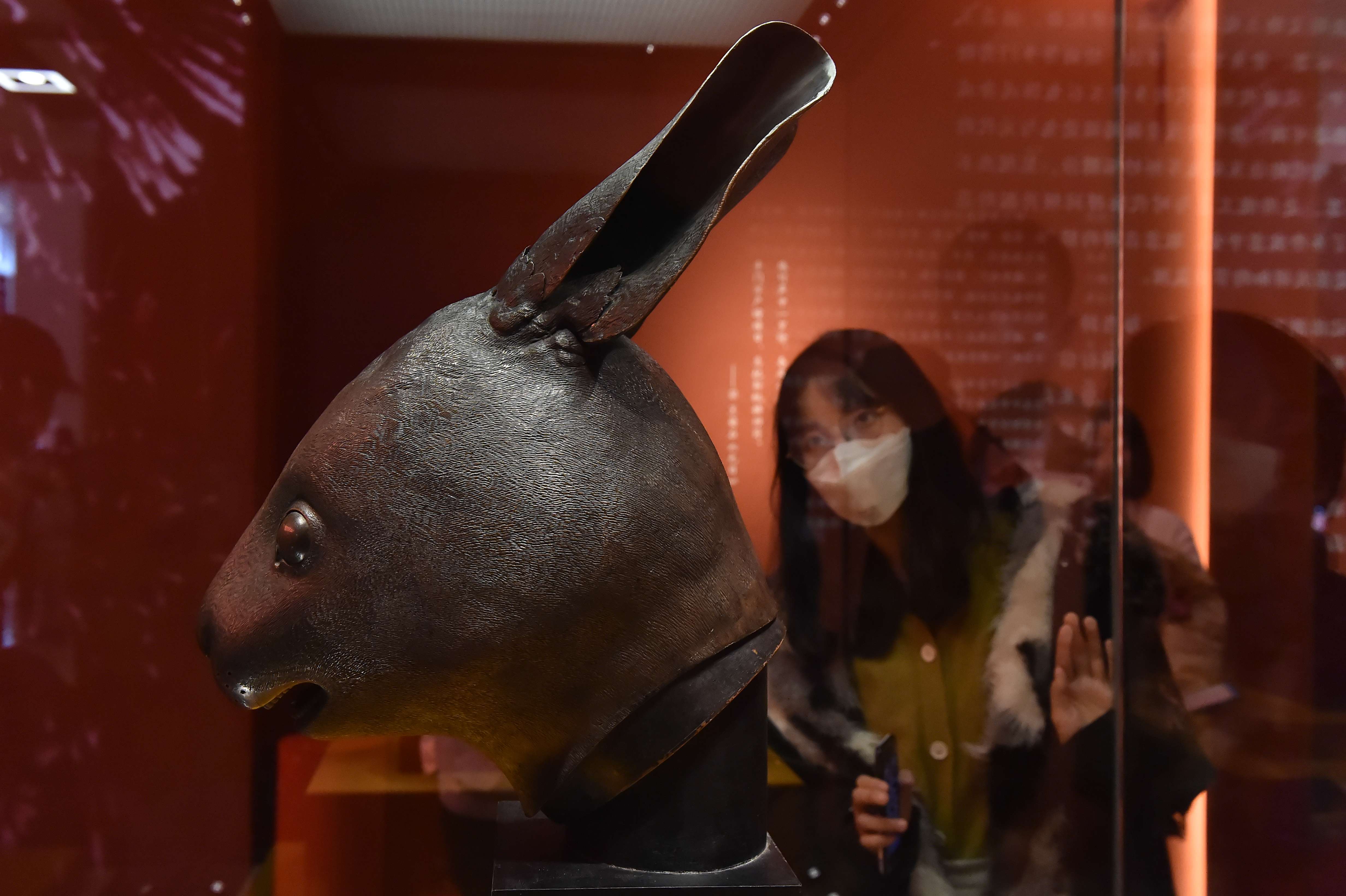 值得一提的是,圆明园西洋楼海晏堂十二生肖铜像之一的兔首也在此次