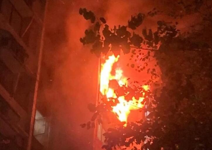 香港一房屋起火现场。图源：香港“东网”