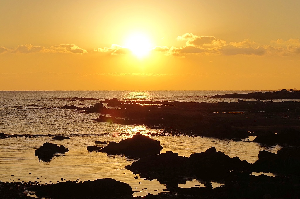 青岛海滨朝霞绚丽