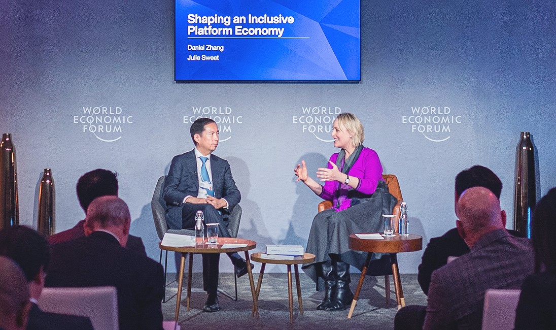 阿里巴巴集团董事局主席兼首席执行官张勇在世界经济论坛2020年年会上，与埃森哲CEO朱莉·斯威特对谈“如何塑造普惠的平台经济”