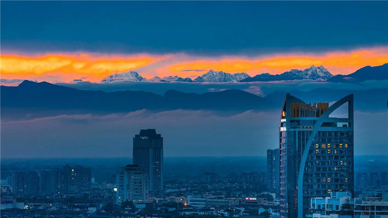 安逸幸福市民镜头里的成都蓝雪山白