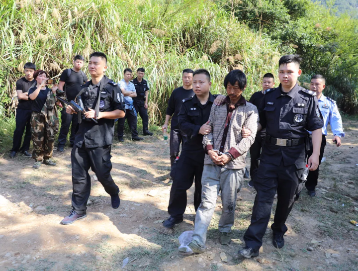 浙江仙居悬赏20万的命案逃犯朱友福今天中午在一山洞内被抓获