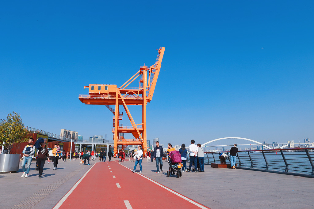 上海气温回升市民游客户外休闲徐汇滨江露营健身人气火热