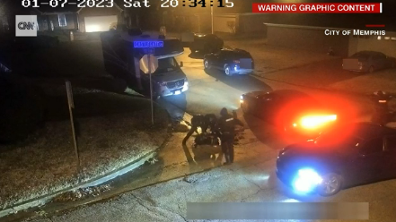 当地时间1月27日晚，美国田纳西州孟菲斯市警察局公布了29岁非裔男子泰尔·尼科尔斯被5名当地警察逮捕时暴力殴打致死的录像，图为视频截图。