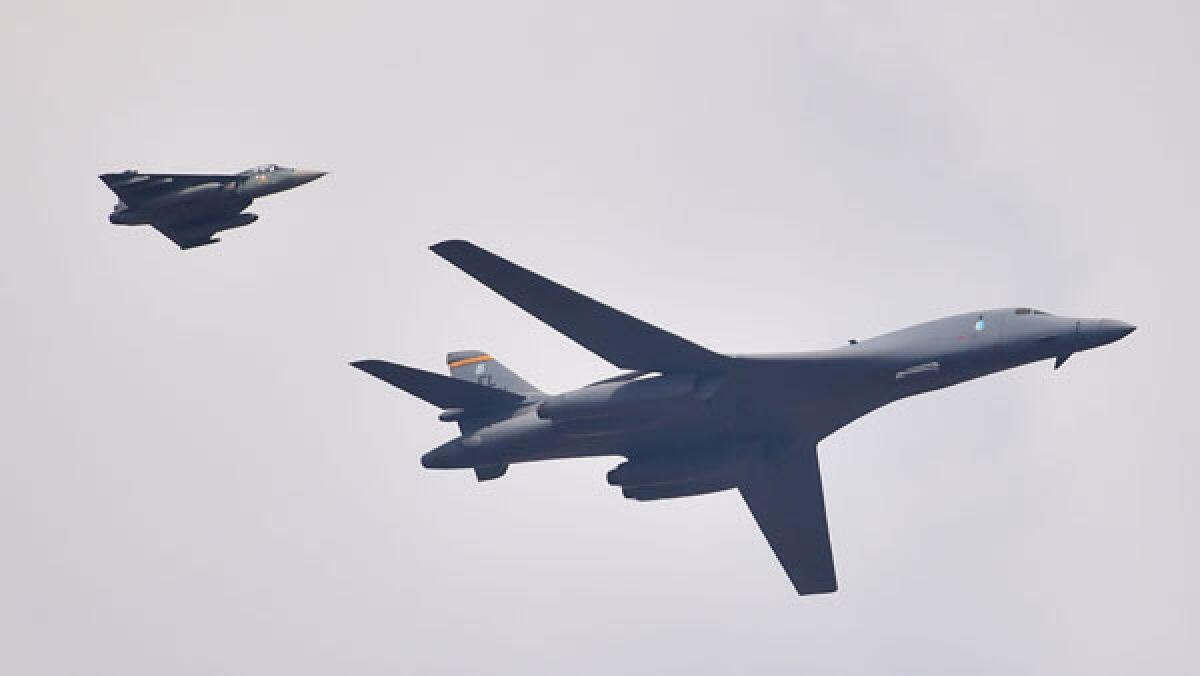 B-1B轰炸机在印度班加罗尔航展上空飞过