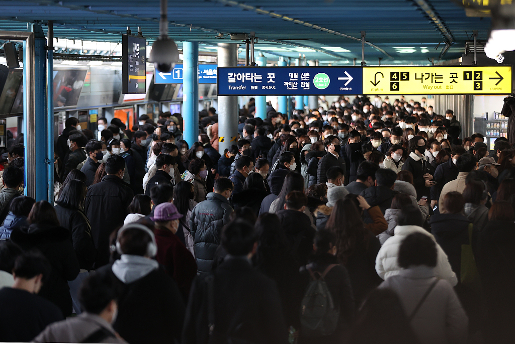 (视觉中国)英国《卫报》报道称,首尔地铁是全世界最大的城市铁路网之