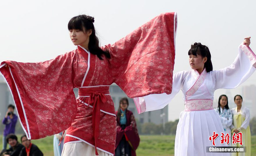 College students in Han costumes celebrate Shangsi Festival in Southeast University in Nanjing, capital of East China's Jiangsu province, March 30, 2014. [Photo/Chinanews.com]