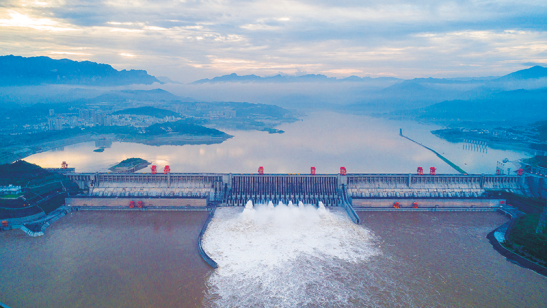 三峡大坝位于湖北省宜昌市境内的三斗坪，是三峡水电站的主体工程，也是目前世界上最大的混凝土水利发电工程。三峡大坝于1994年12月14日正式动工修建，2006年5月20日全线建成。新华社发 郑家裕/摄