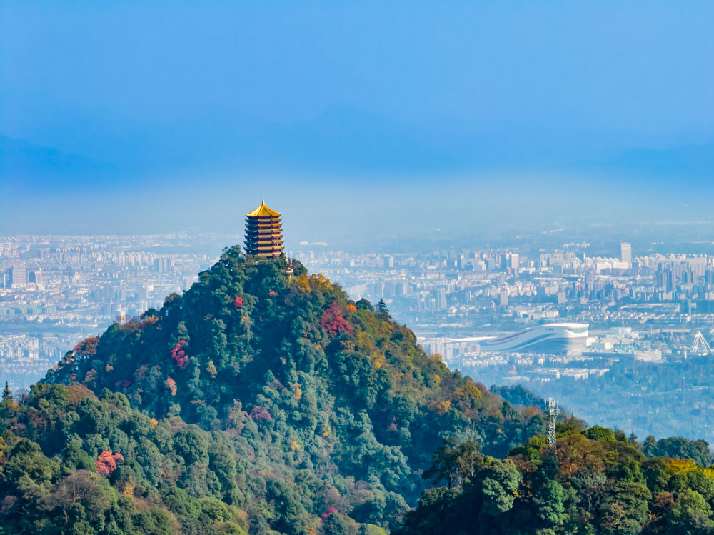 成都青城山矗立在都江堰的世界文化遗产