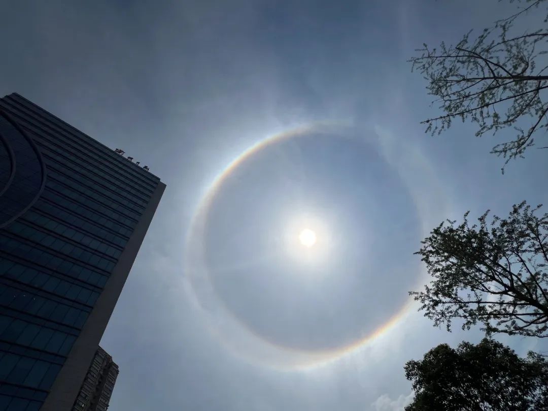 今日的天象奇观日晕又叫圆虹,是一种大气光学现象,它形成的原因是