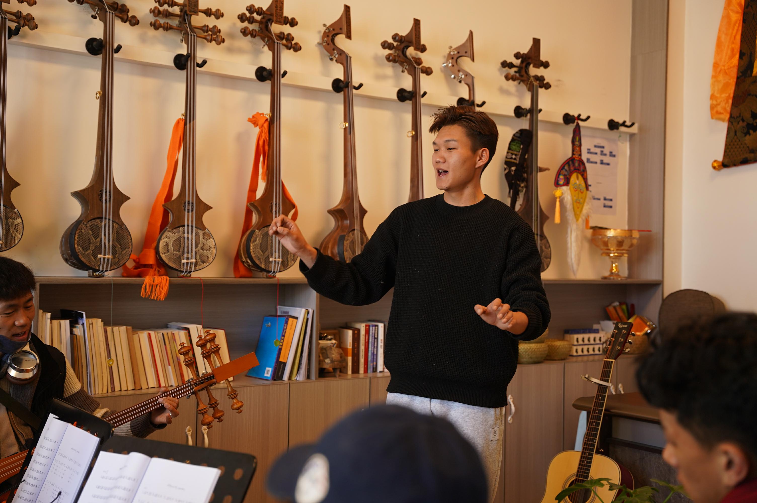 图为罗布给学员们授课。记者 贡曲罗杰 摄