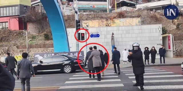 韩国总理韩德洙众目睽睽下闯红灯横穿马路。 图自韩媒