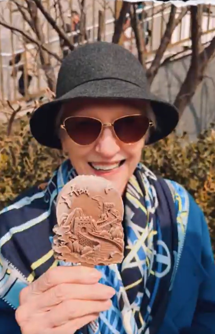 梅耶·马斯克手拿雪糕 图源:梅耶·马斯克社交平台账号视频截图