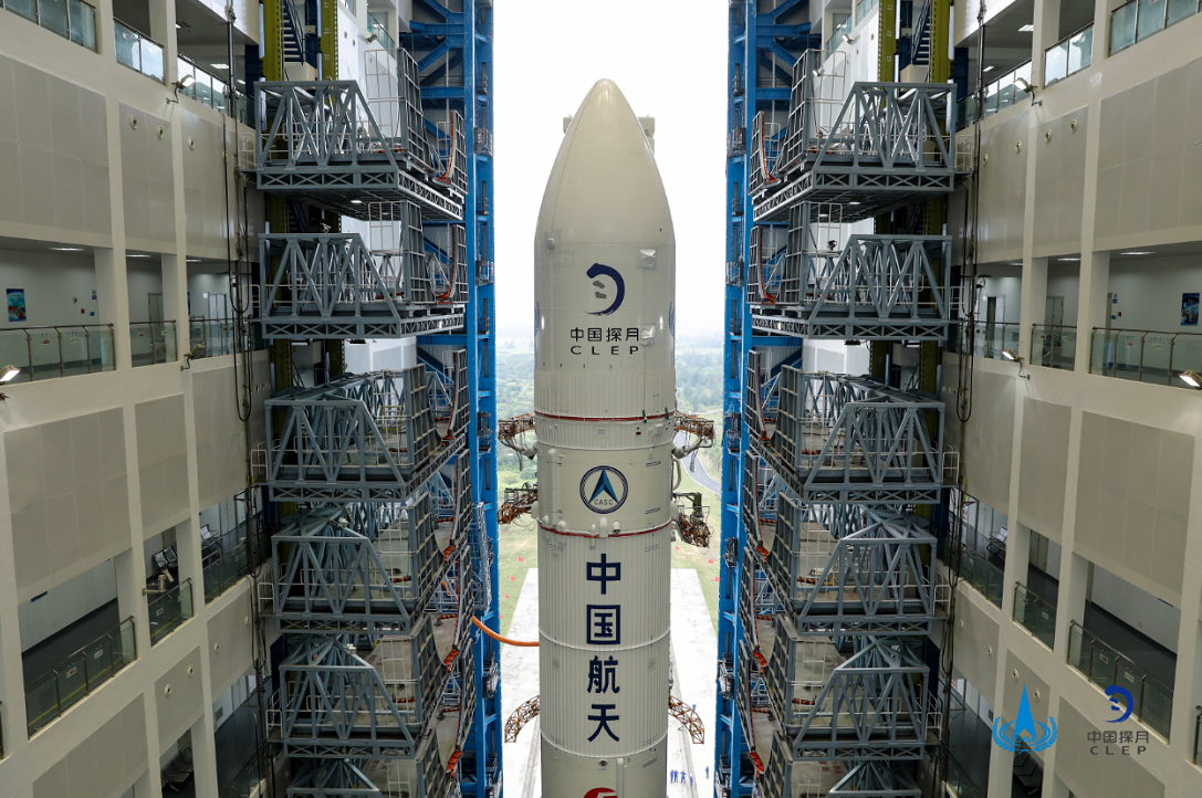 长征五号遥五运载火箭垂直转运至发射区