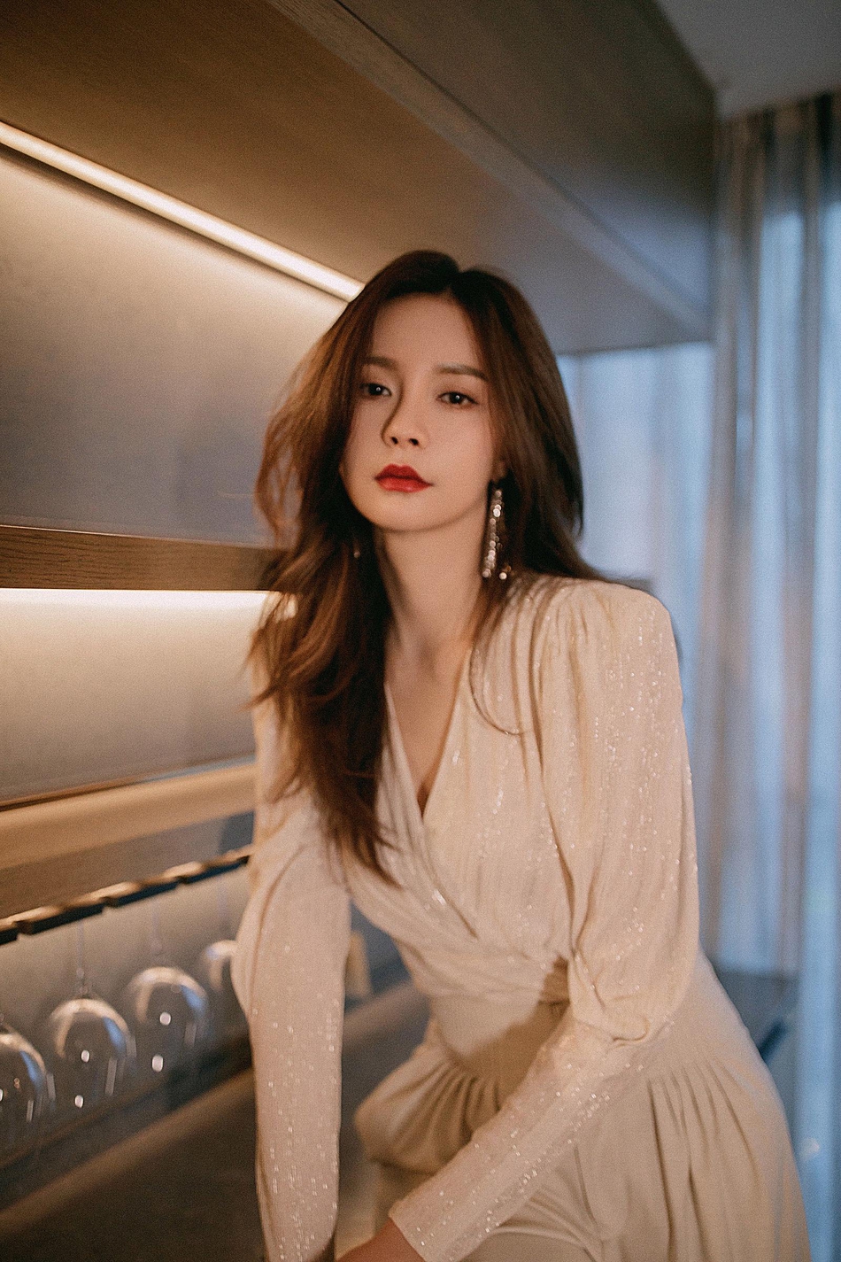沈梦辰身着雪纺上衣 又美又飒御!