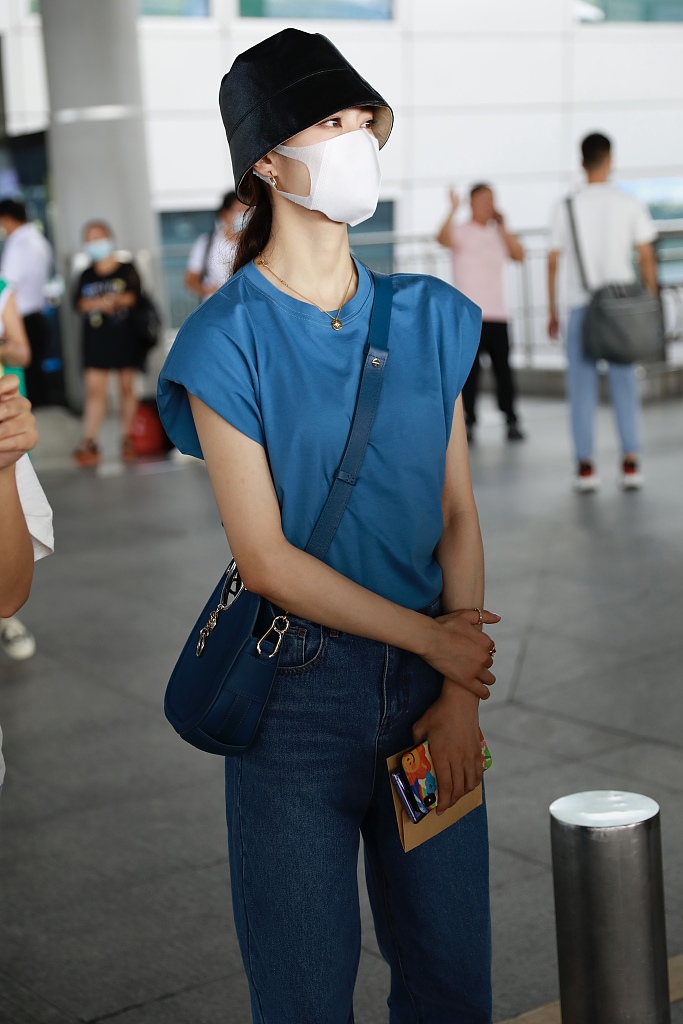 郁可唯戴黑色漆皮渔夫帽一身蓝衣夏日清爽感满满