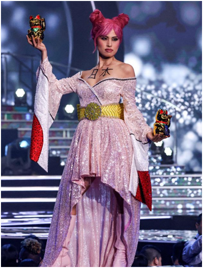 10日在环球小姐传统服饰单元竞选中走台的渡边珠理