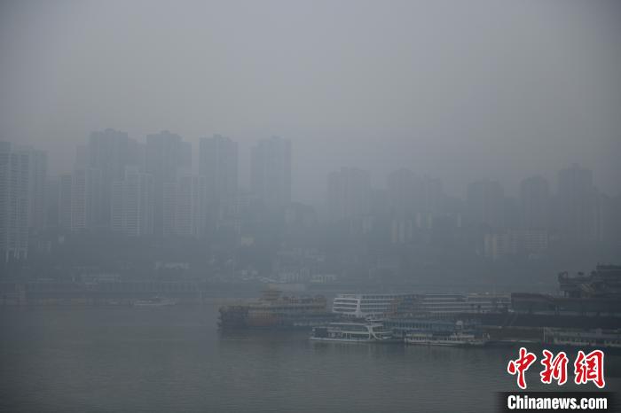 重庆主城被大雾笼罩空气质量轻度污染