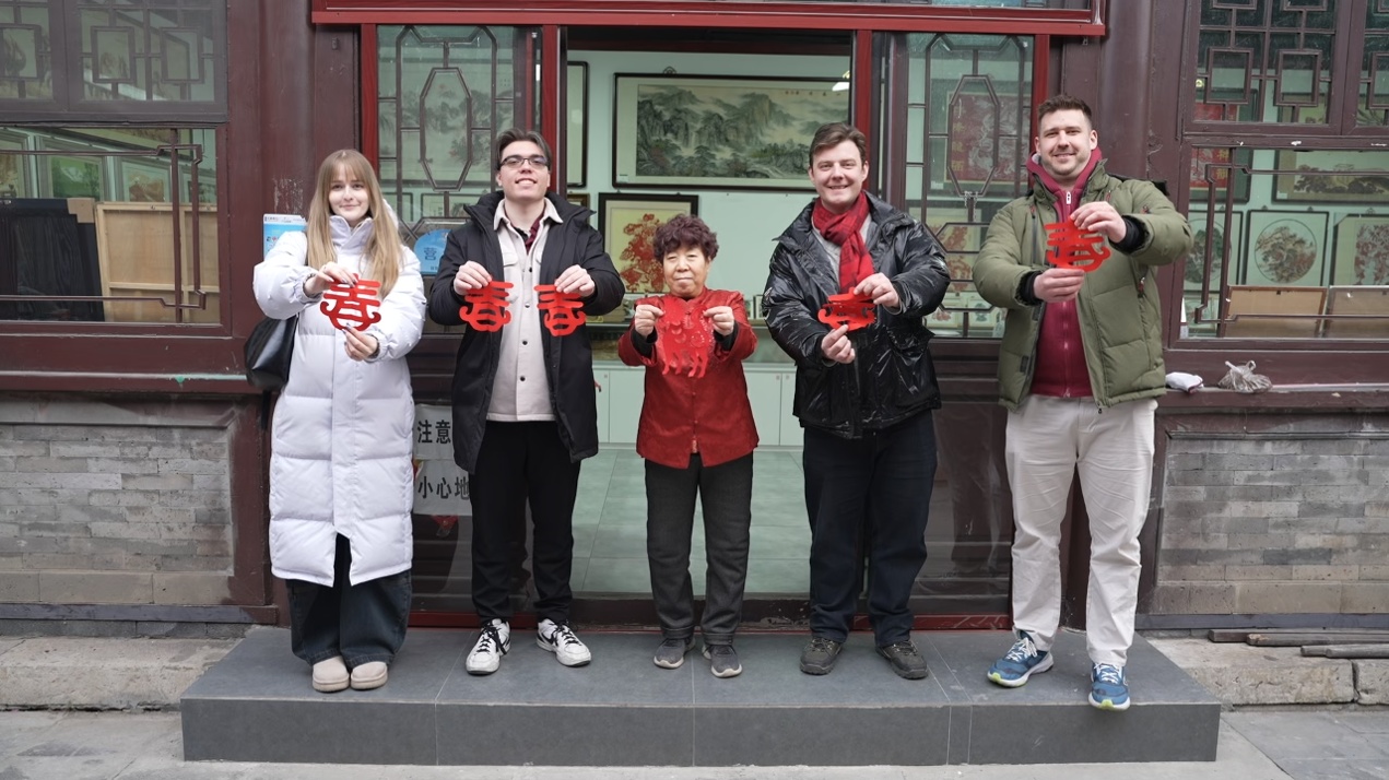 帝汉尼（右二）和匈牙利老乡们一起剪的“春”字