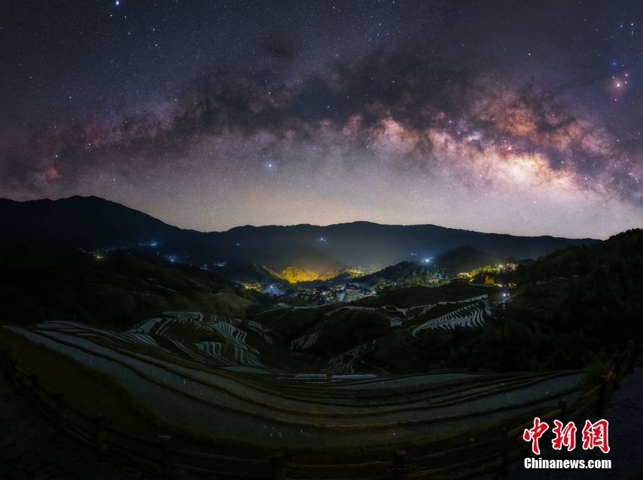 图为龙脊梯田与星空同框。