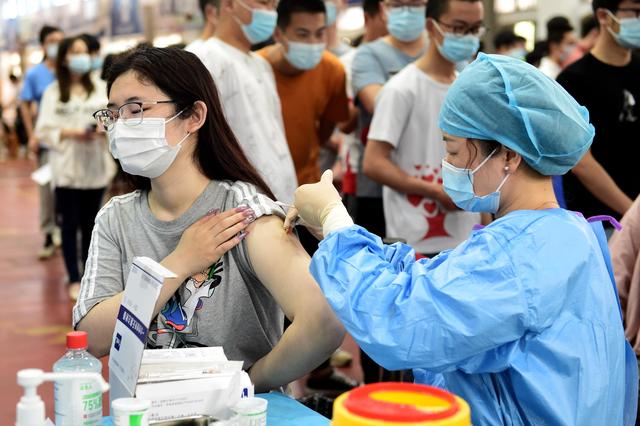 新华社照片,合肥,2021年5月13日 安徽:新冠疫苗接种进校园 5月13日,在
