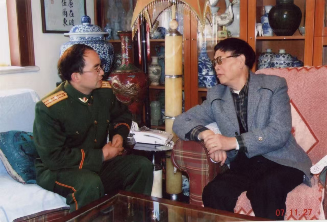 郭水华与著名消防文化学者、《中国消防通史》主编李采芹交流，郭水华系该《通史》“宋代卷”作者。