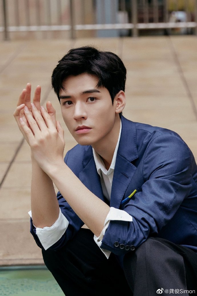 龚俊雨中撑伞氛围感大片帅气十足