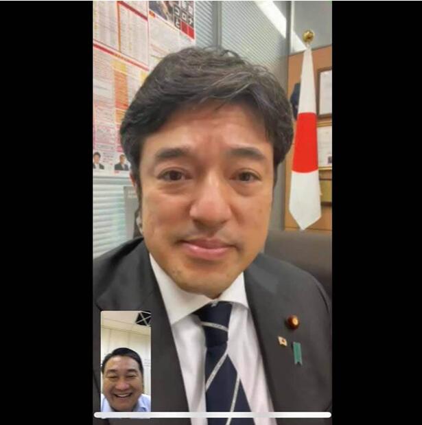 民進黨“立委”王定宇（左小）與日本防衛副大臣中山泰秀（右大）視頻通話截圖。