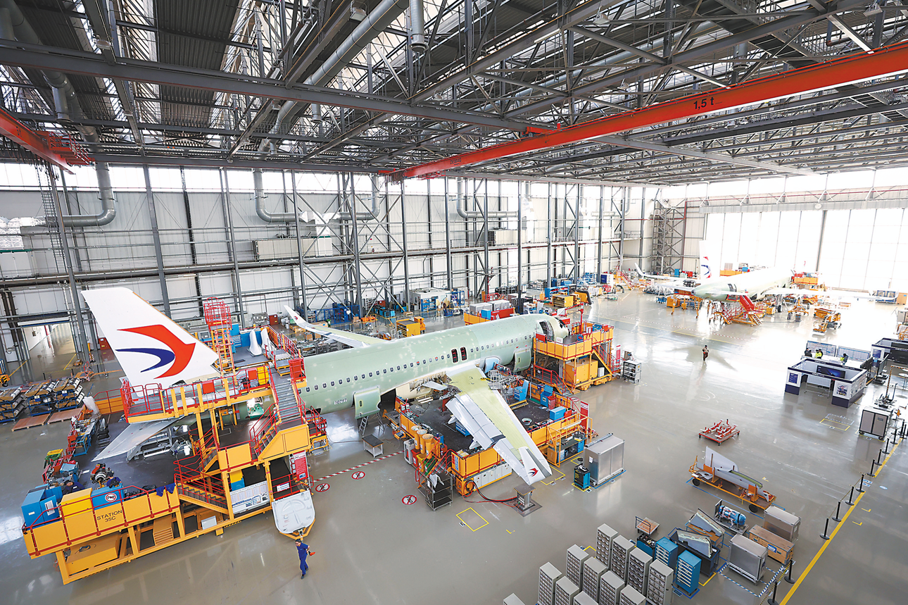 图为空客天津工厂在进行a320系列飞机总装.(新华社)