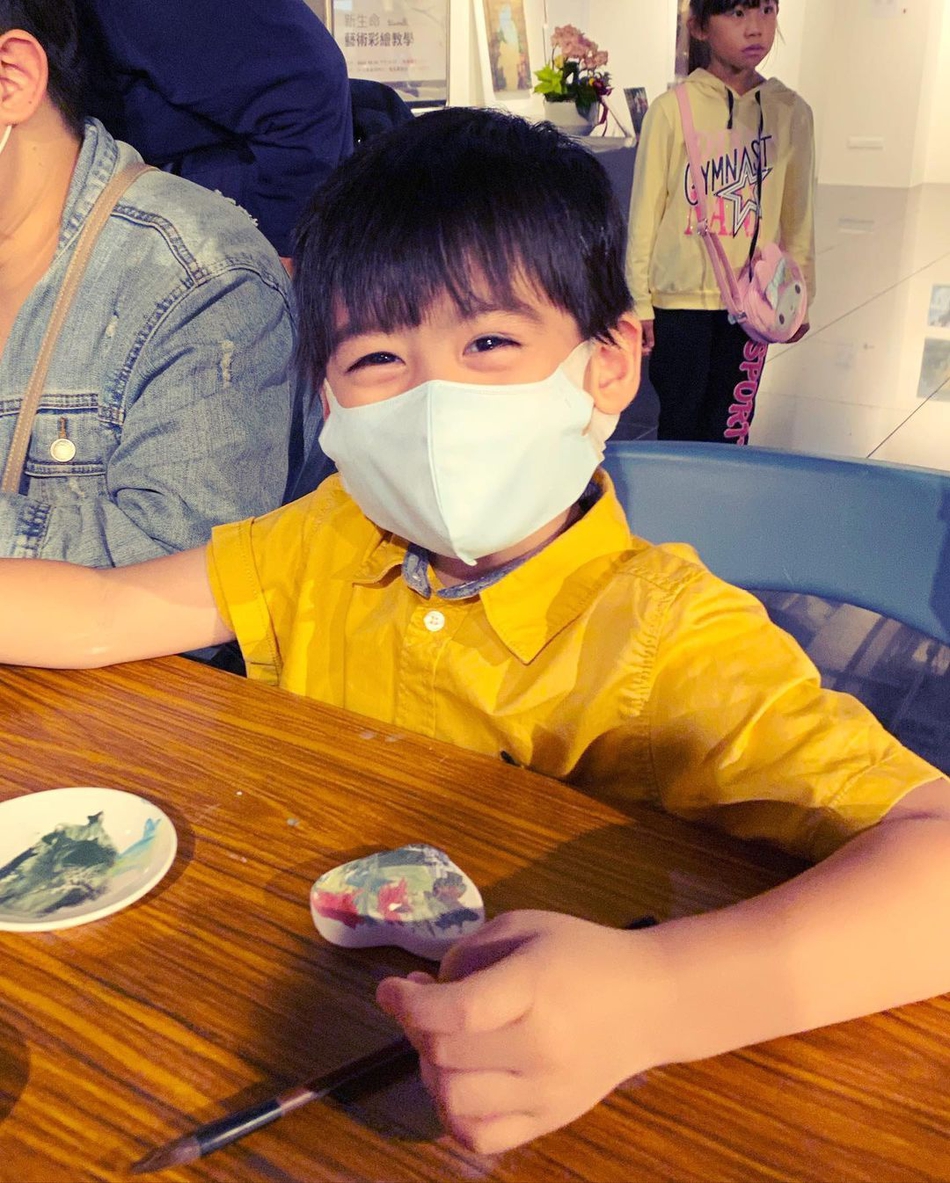 陈若仪晒双胞胎近照 俩儿子一起画画神情专注