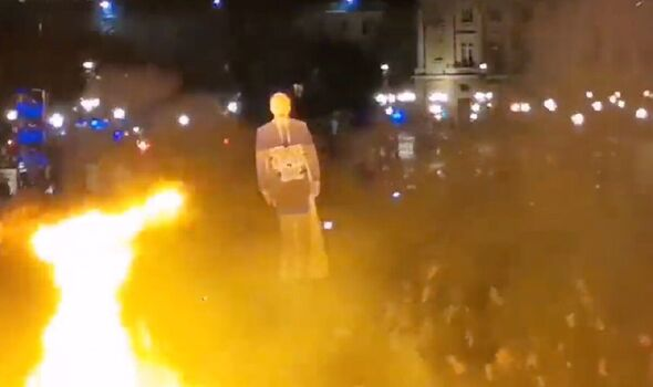 巴黎的抗议者焚烧马克龙肖像。图源：外媒